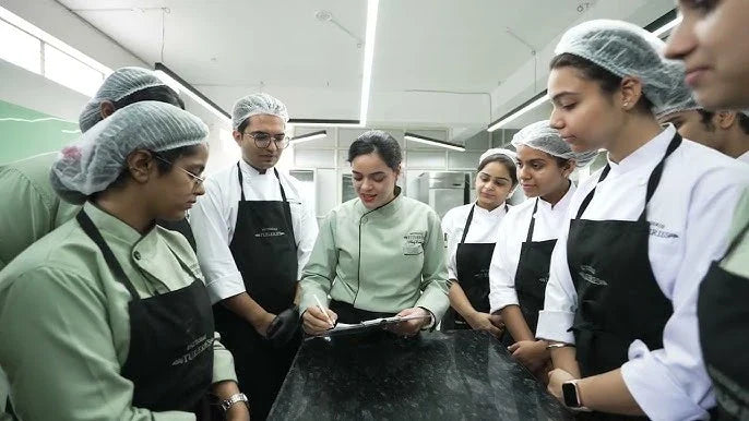 Top 7 Benefits of Ordering Cake Online in Delhi Instead of Visiting a Baker