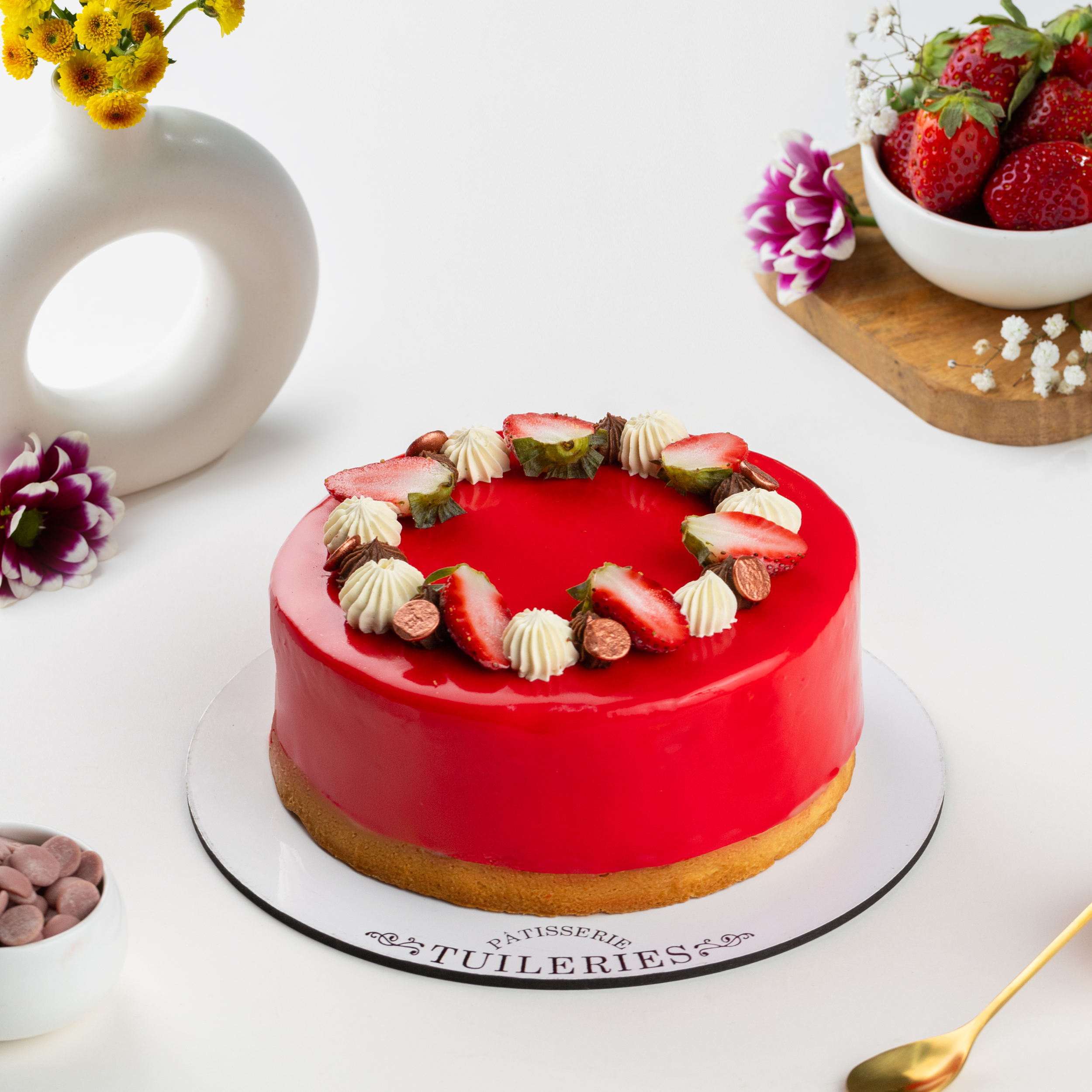 Eggless Vanilla & Strawberry Entremet (1000 grams)